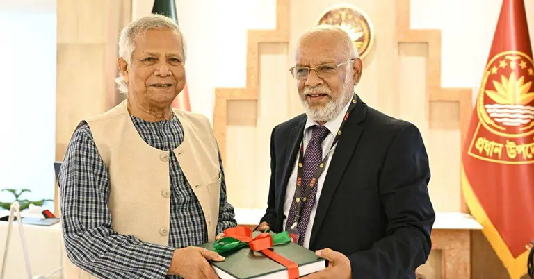 প্রধান উপদেষ্টার কাছে প্রতিবেদন জমা দেন জাকির আহমেদ খান